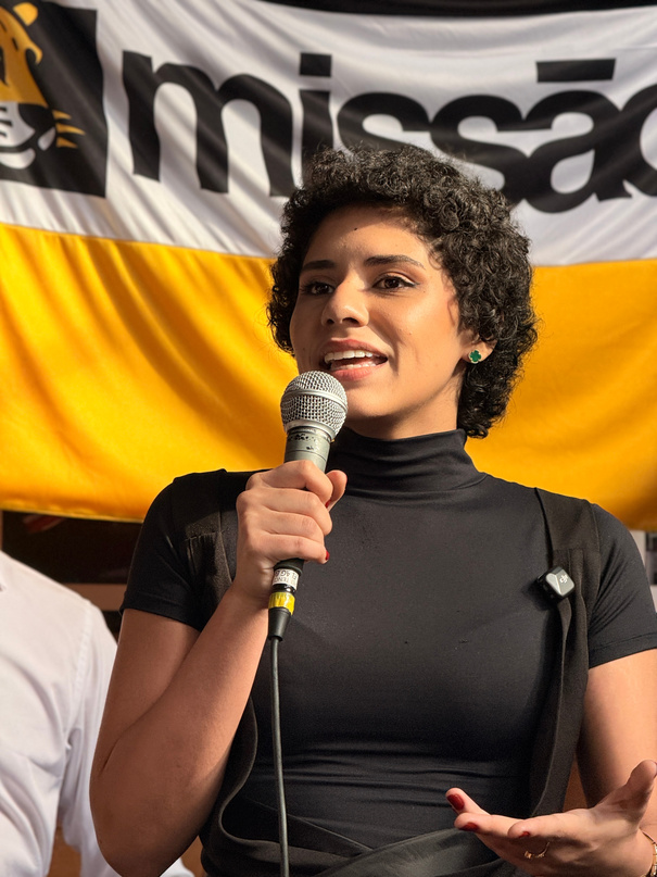 Karina Claro falando em evento do Partido Missão